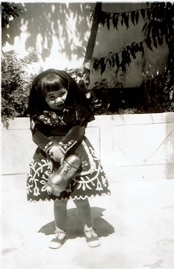 Con el traje de Montehermoseña